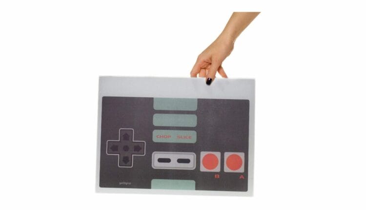 Schneidebrett in Form eines NES-Controllers