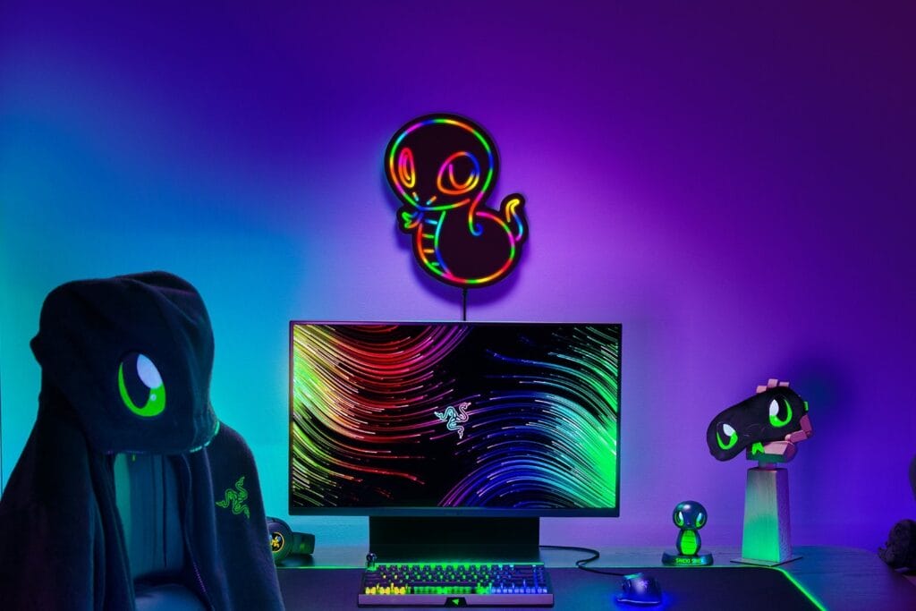Razer Sneki Snek Wall Light über einem Monitor