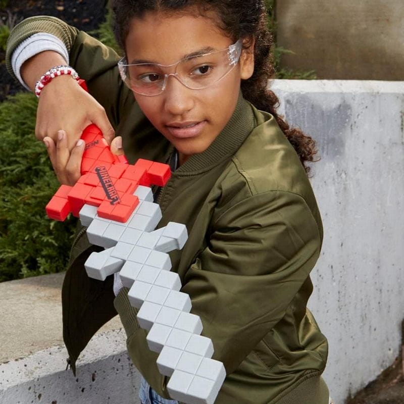 Nerf Minecraft Heartstealer Schwert in der Hand