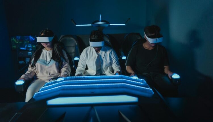 A diverse group experiencing immersive virtual reality gaming indoors., tags: mal vr-gaming deutsche - pexel