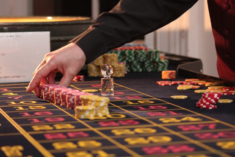 Zahlen auf einem Roulette-Tisch.