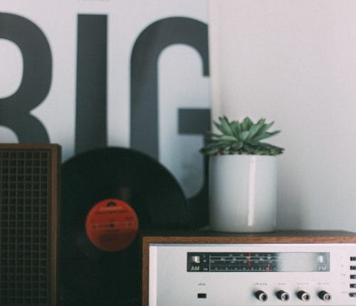 altes-radio-mit-schallplatte