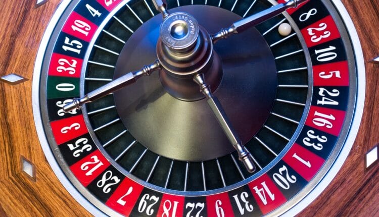 Roulette-Kessel mit einer Kugel, die auf der schwarzen Acht liegt