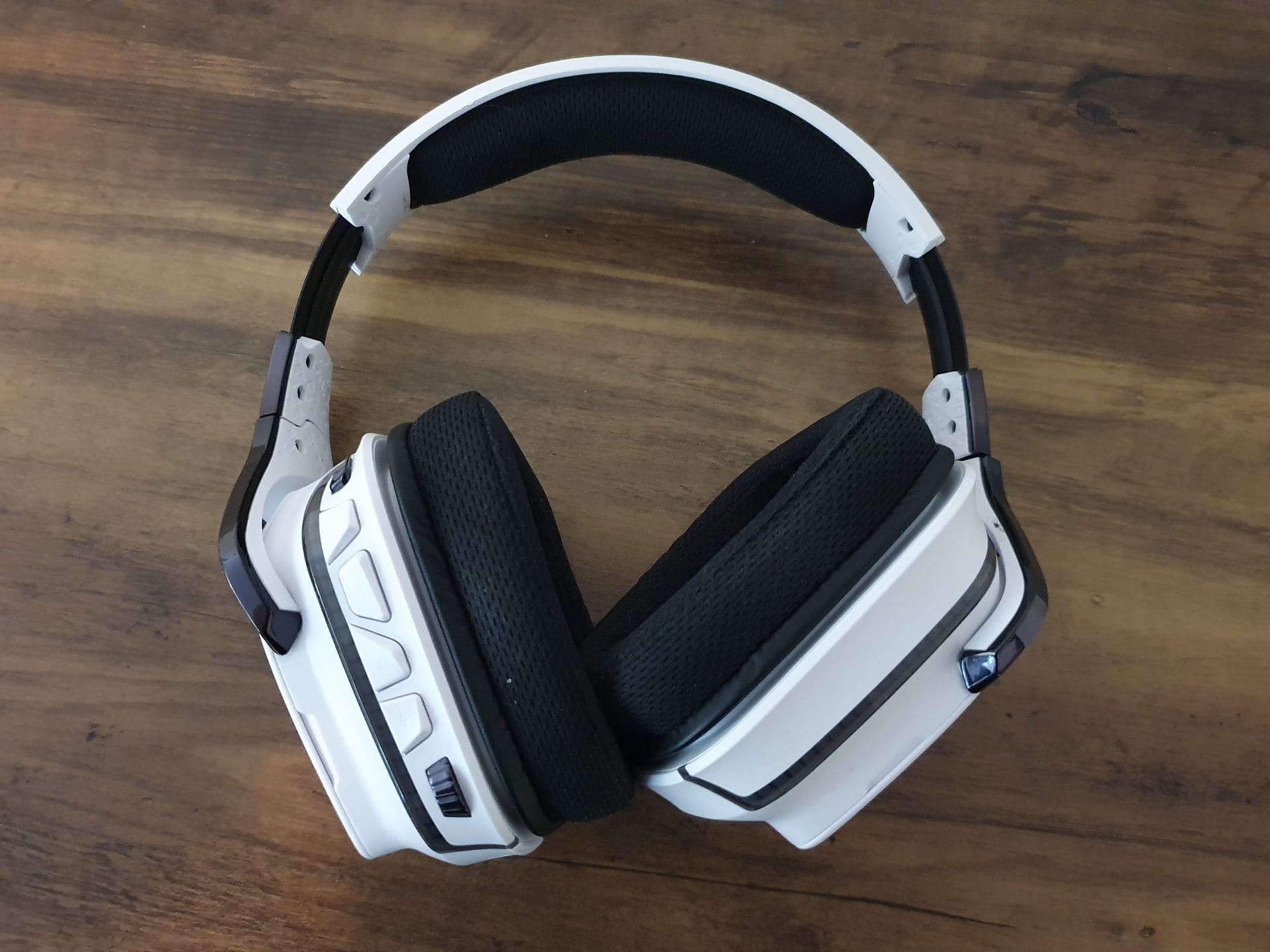 Logitech G933 Artemis Spectrum Headset seitlich
