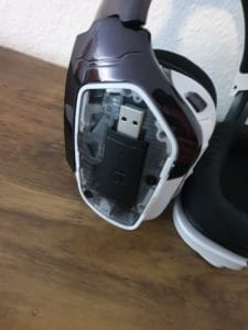 Logitech G933 Artemis Spectrum offene Verschlusskappe mit USB Dongle