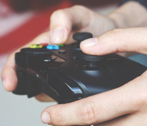 mann-mit-gaming-controller-xbox-one-in-der-hand