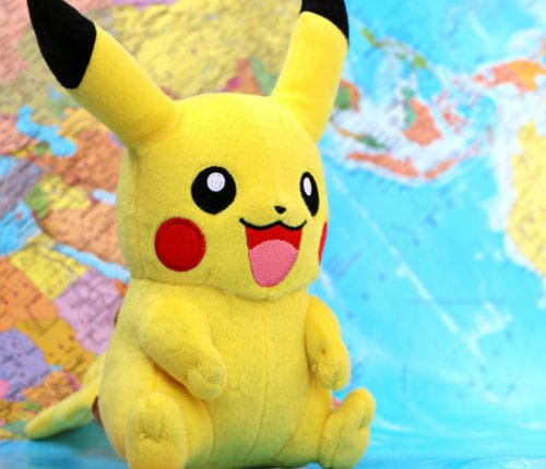 pokemon-pikachu-vor-weltkarte