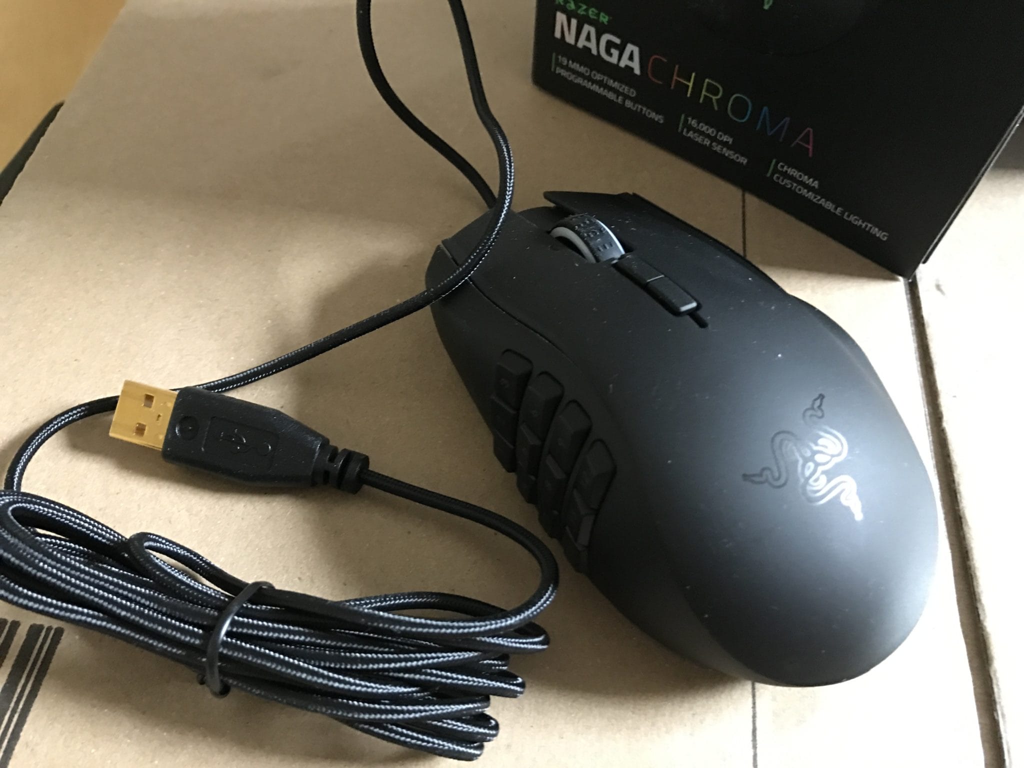 Razer Naga Chroma von oben mit Kabel