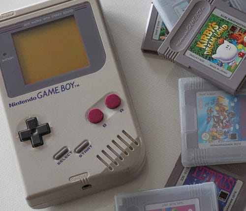 retro-gameboy-mit-spielen