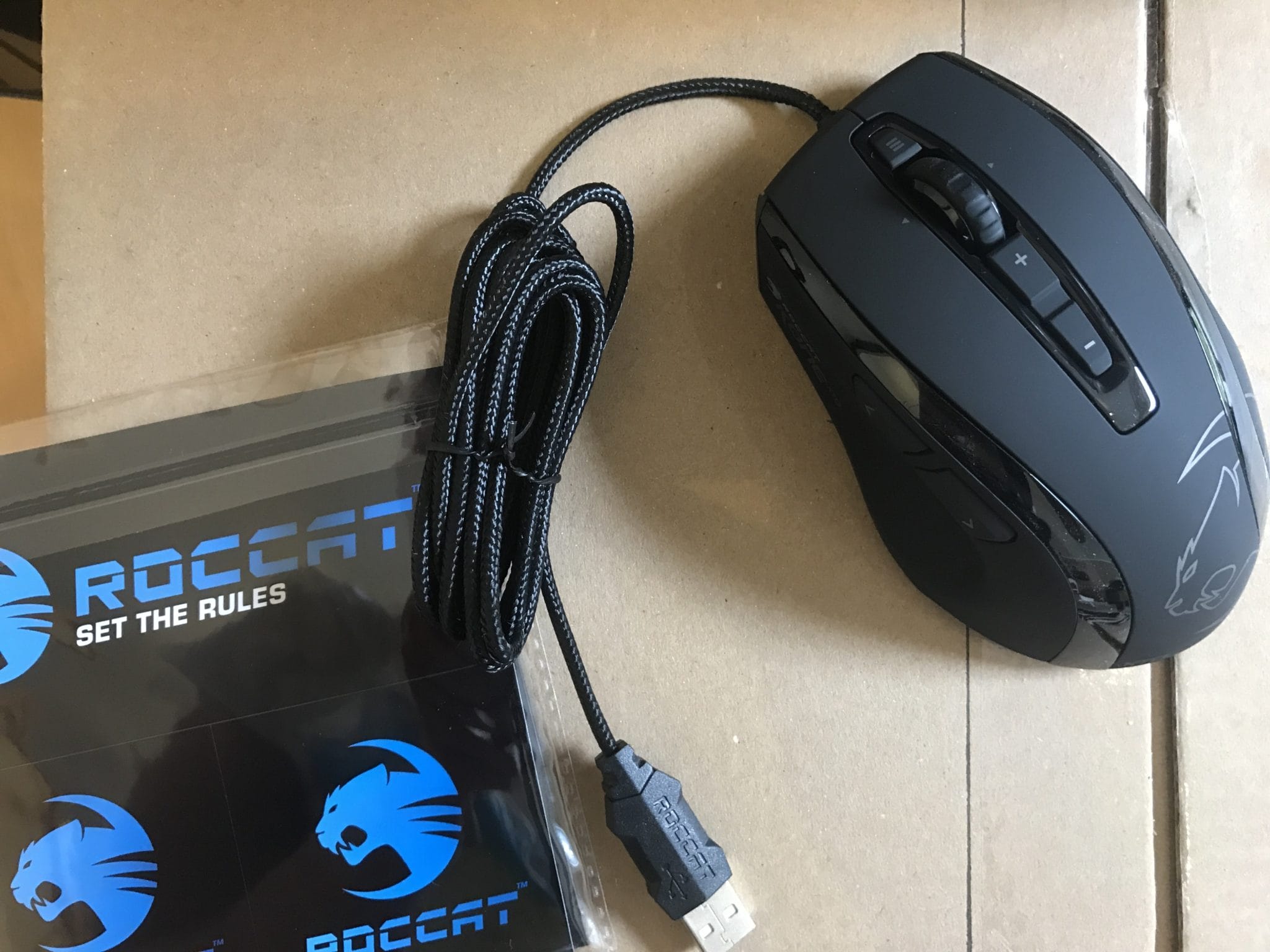 Roccat Kone XTD von oben mit Zubehör
