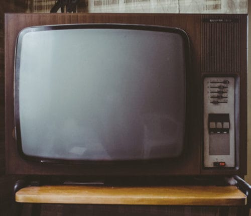 sehr-alter-fernseher-aus-den-70er-jahren